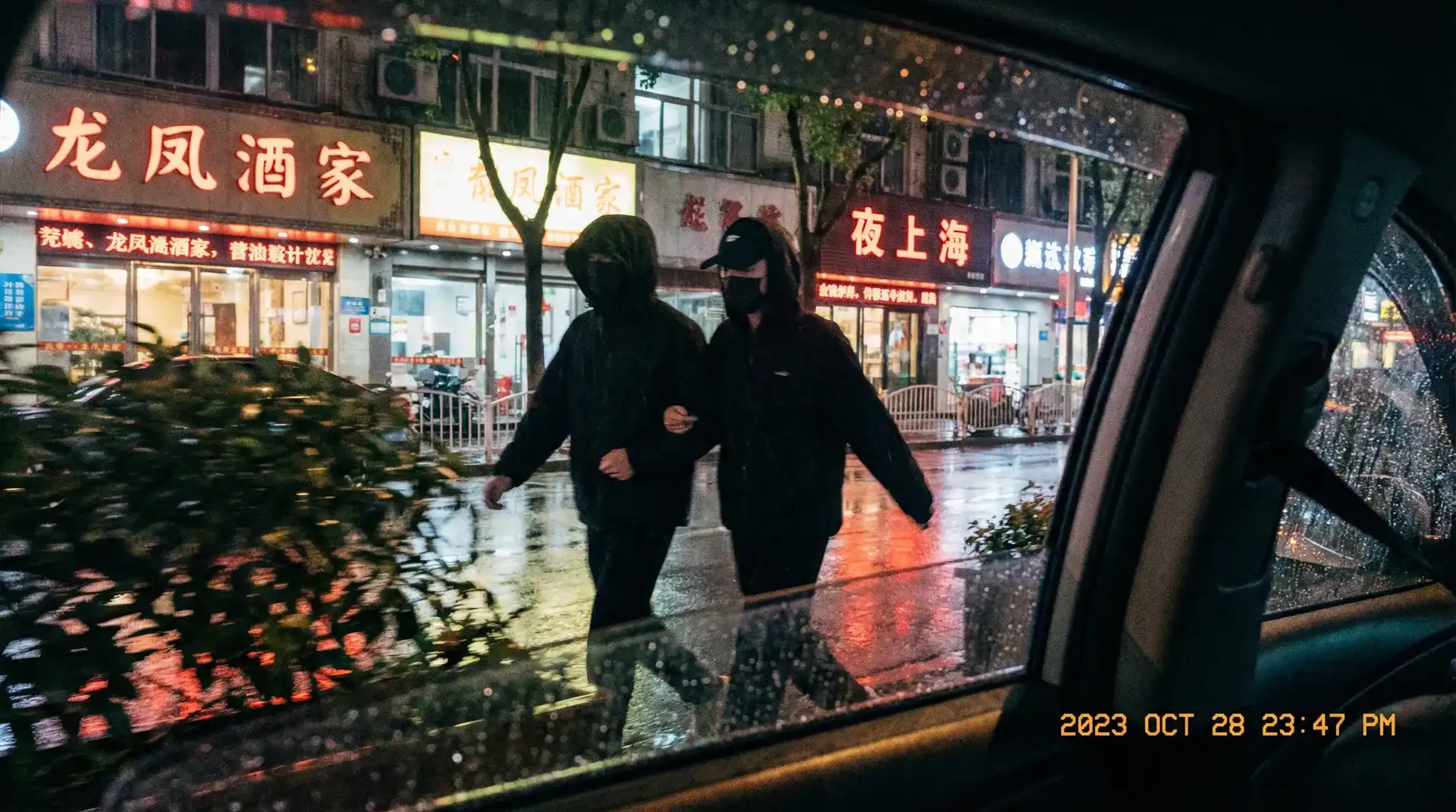 b站黄冈b站 - 顶流明星深夜密会现场抓拍照片